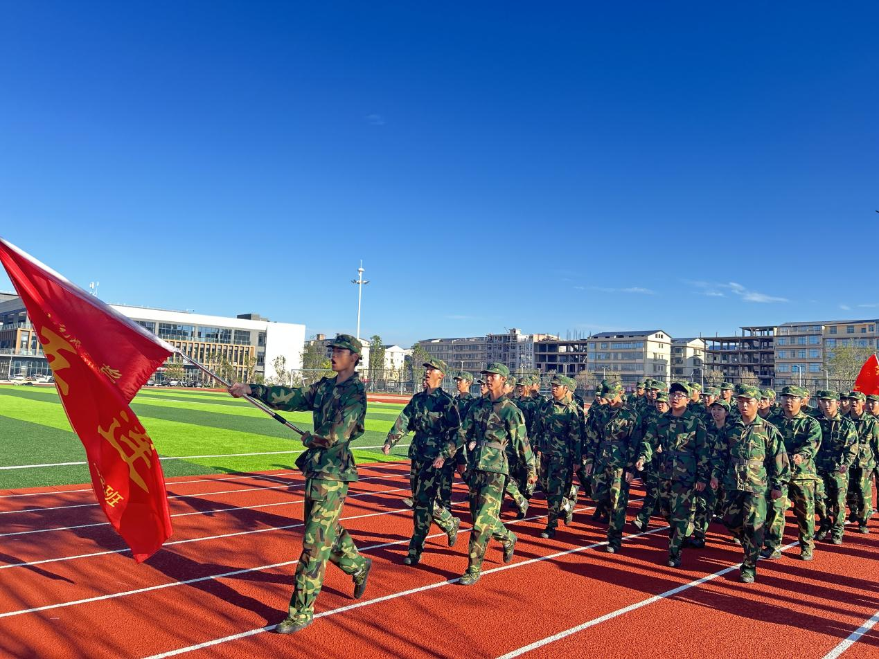 迷彩淬炼青春志,红色基因启新程! 赣州起元职业学院2025级同学军训总结 大会圆满落幕(图1) 迷彩淬炼青春志,红色基因启新程! 赣州起元职业学院2025级同学军训总结 大会圆满落幕(图1)