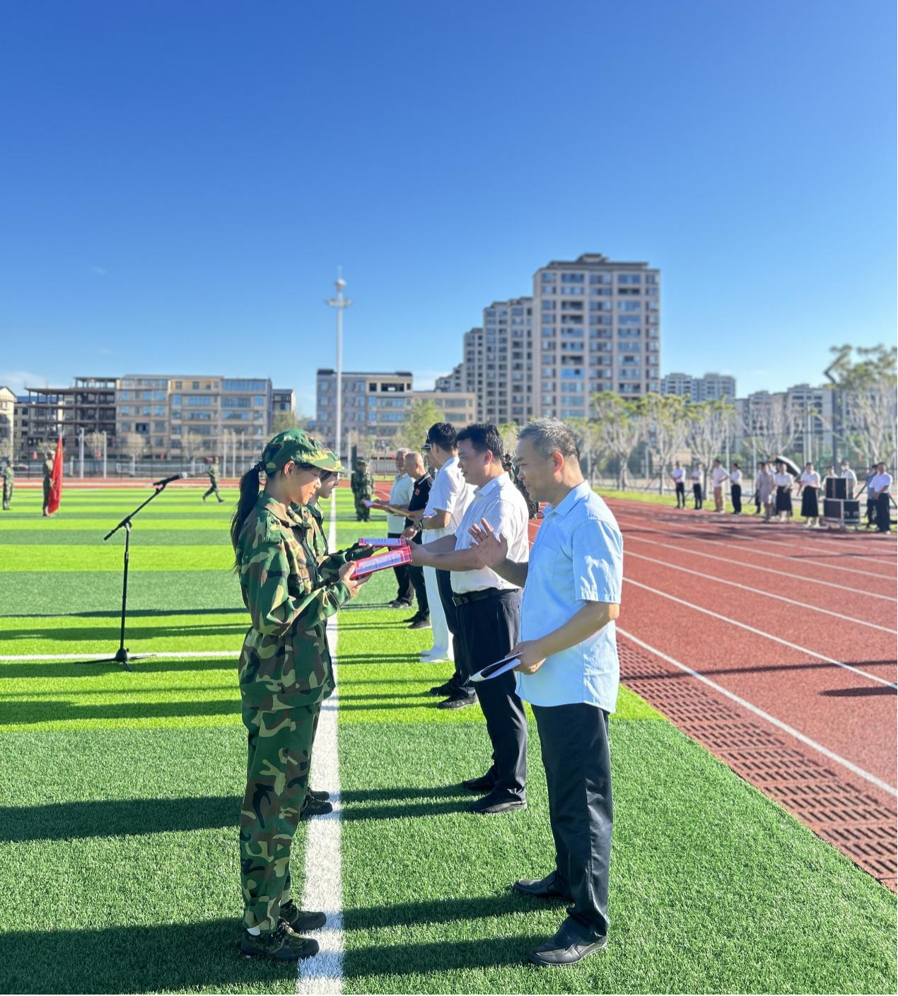 迷彩淬炼青春志,红色基因启新程! 赣州起元职业学院2025级同学军训总结 大会圆满落幕(图3) 迷彩淬炼青春志,红色基因启新程! 赣州起元职业学院2025级同学军训总结 大会圆满落幕(图3)