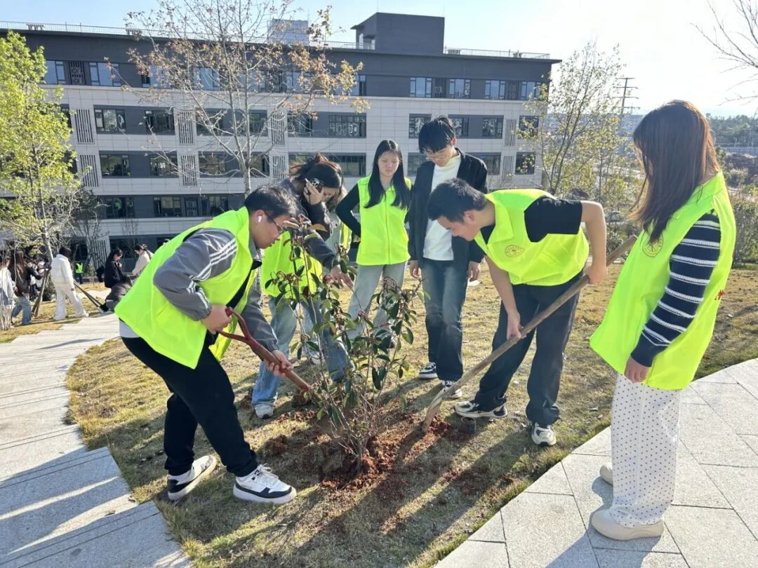 植心育绿 向阳生长|赣州起元职业学院植树活动圆满举行(图3) 植心育绿 向阳生长|赣州起元职业学院植树活动圆满举行(图3)