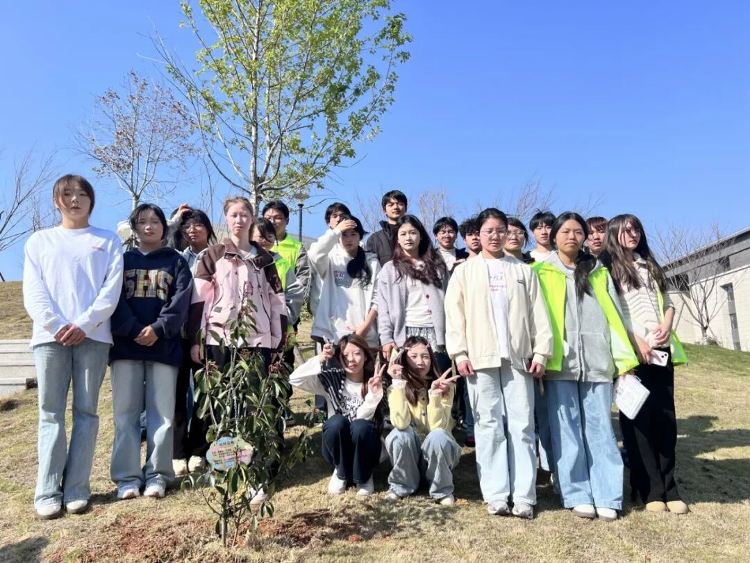 植心育绿 向阳生长|赣州起元职业学院植树活动圆满举行(图2) 植心育绿 向阳生长|赣州起元职业学院植树活动圆满举行(图2)