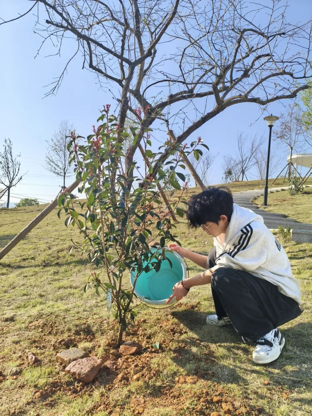 植心育绿 向阳生长|赣州起元职业学院植树活动圆满举行(图4) 植心育绿 向阳生长|赣州起元职业学院植树活动圆满举行(图4)