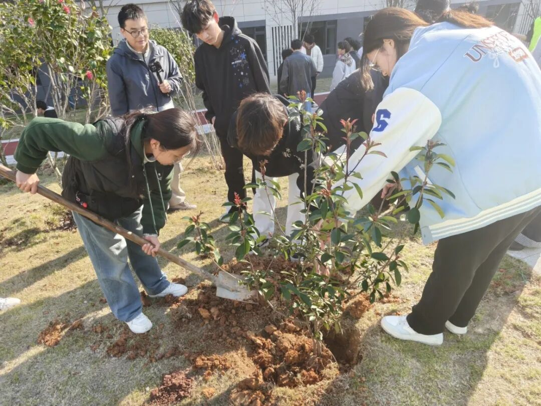 植心育绿 向阳生长|赣州起元职业学院植树活动圆满举行(图6) 植心育绿 向阳生长|赣州起元职业学院植树活动圆满举行(图6)