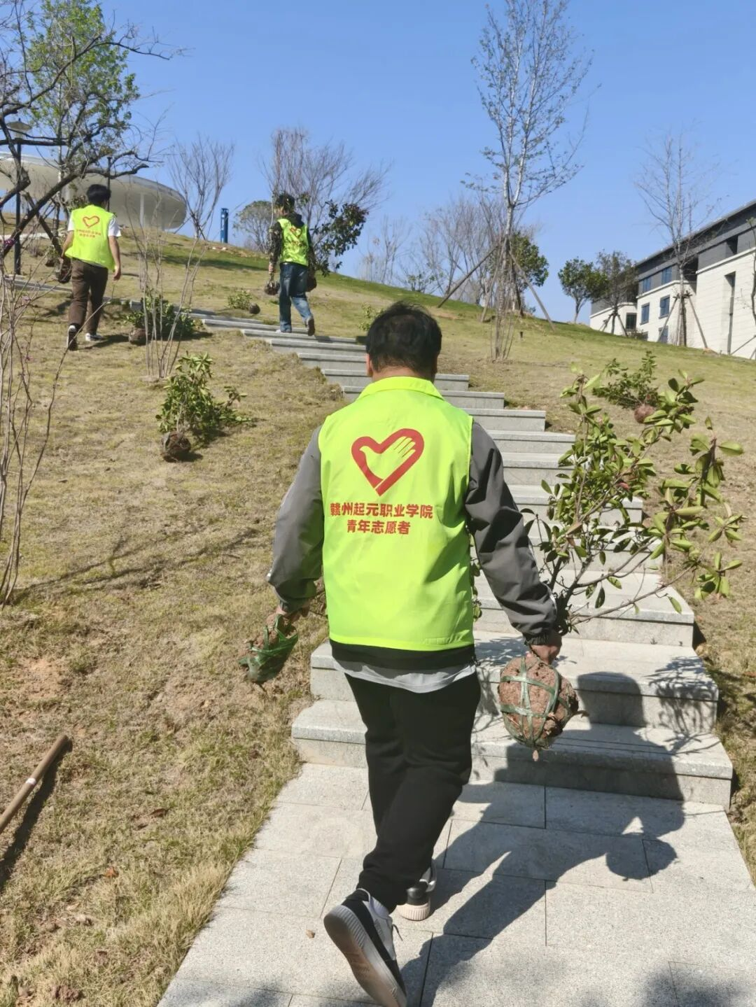 植心育绿 向阳生长|赣州起元职业学院植树活动圆满举行(图5) 植心育绿 向阳生长|赣州起元职业学院植树活动圆满举行(图5)