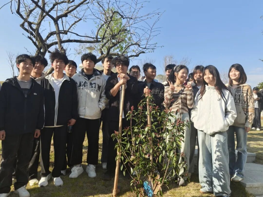 植心育绿 向阳生长|赣州起元职业学院植树活动圆满举行(图7) 植心育绿 向阳生长|赣州起元职业学院植树活动圆满举行(图7)
