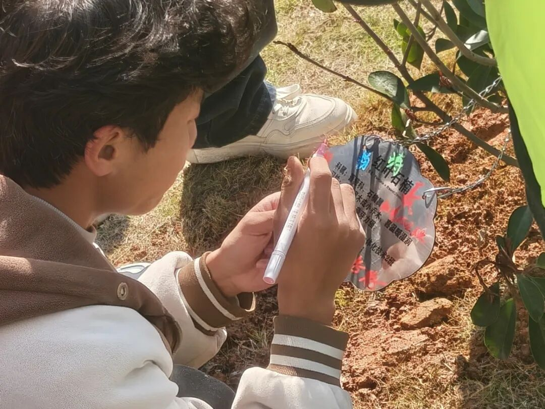 植心育绿 向阳生长|赣州起元职业学院植树活动圆满举行(图9) 植心育绿 向阳生长|赣州起元职业学院植树活动圆满举行(图9)